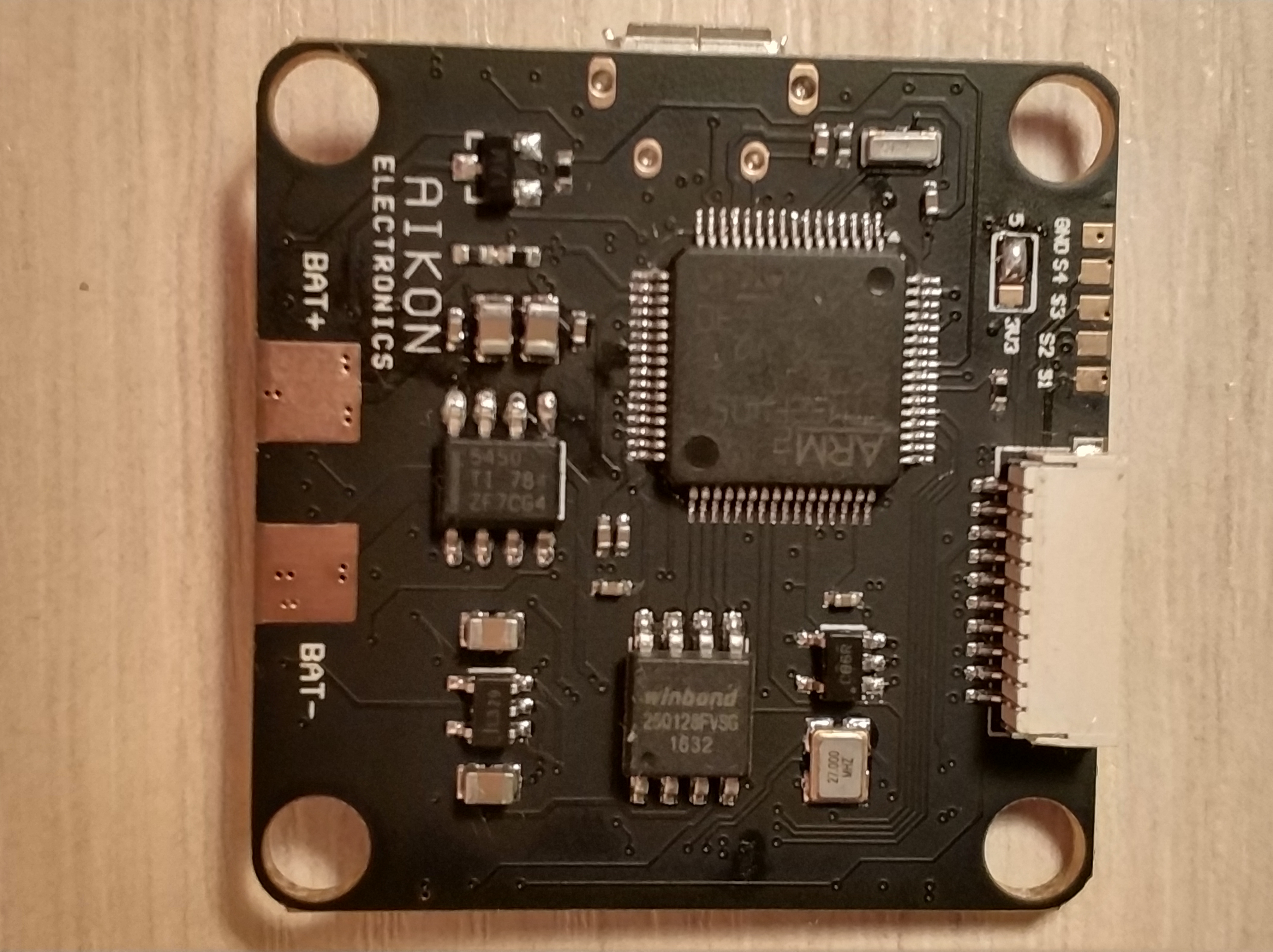 Aikon F4 底部